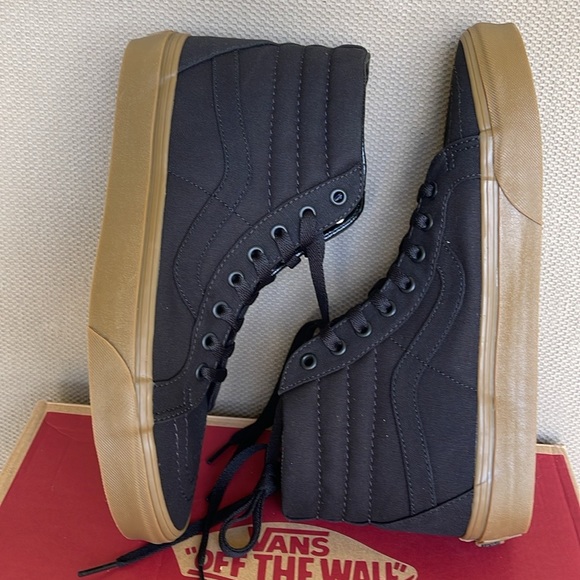 Vans WMNS Sk8-Hi Reissue (Canvas Gum) Black/Lghtgm
VN0A2XSBL0D
Sneakers - Picture 12 of 16